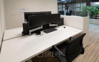 Moderne kantoorruimte te huur op Gildestraat 13, Velp, met strakke bureaus, dubbele beeldschermopstelling en een frisse uitstraling, ideaal voor professionele werkactiviteiten.
