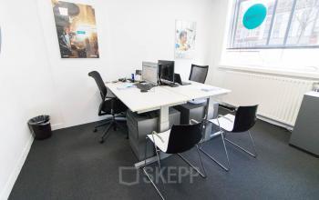 Kantoorruimte huren op Kaldenkerkerweg 28 in Venlo met bureaus, stoelen en computers in een lichte, functionele ruimte.