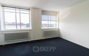 Kantoorruimte te huur aan de Kaldenkerkerweg 28 in Venlo met grote ramen die veel natuurlijk licht binnenlaten. Ideaal kantoorpand voor efficiënte inrichting en productiviteit. Perfect voor bedrijven die kantoren willen huren.