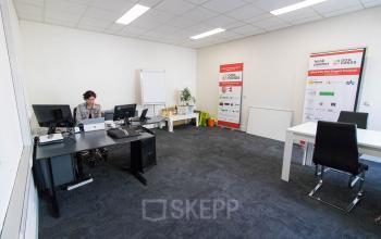 Kantoorruimte huren op Kaldenkerkerweg 28 in Venlo met moderne werkplekken, inclusief bureau en stoel, geschikt voor zakelijke activiteiten.