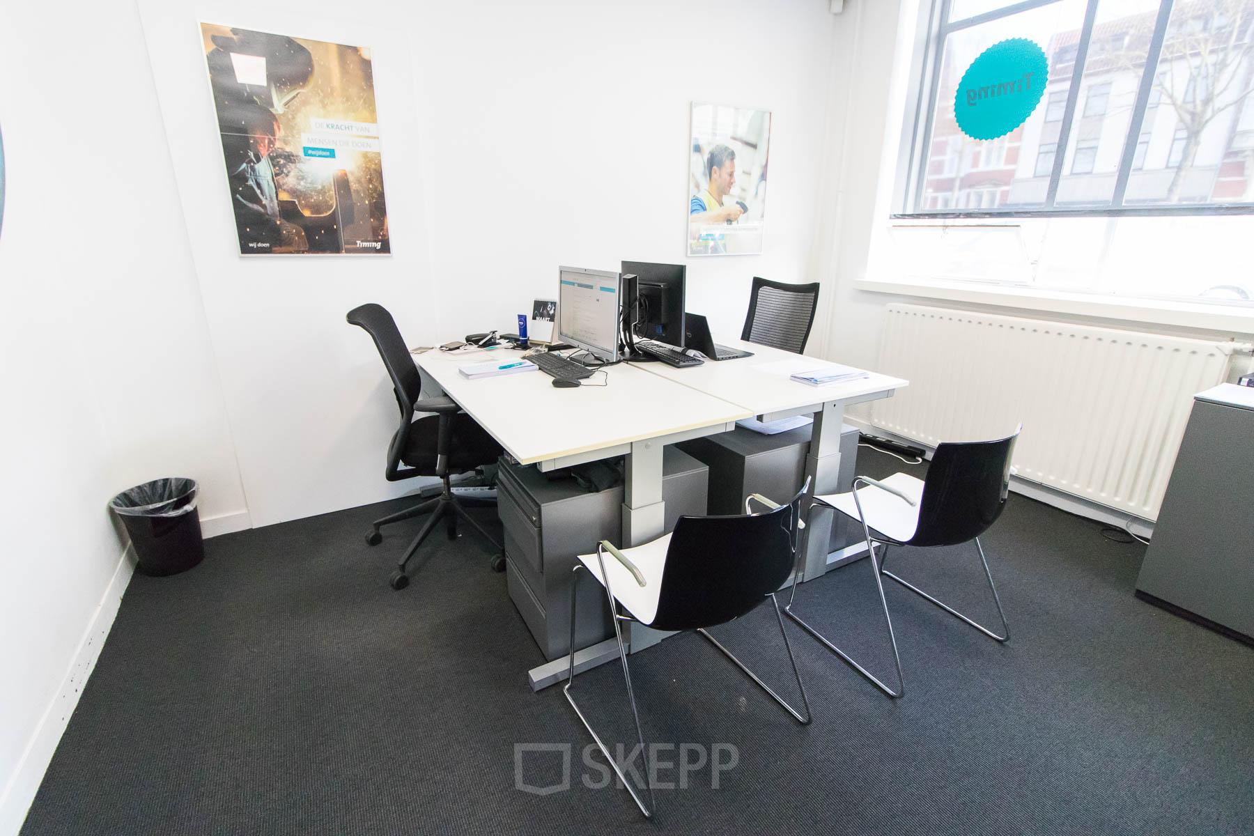 Kantoorruimte huren op Kaldenkerkerweg 28 in Venlo met bureaus, stoelen en computers in een lichte, functionele ruimte.