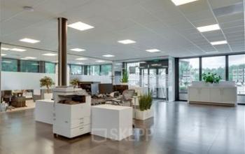 Ruime en lichte werkruimte in het kantoorpand op Noorderpoort 43, Venlo, met moderne glazen wanden en diverse bureaueilanden; ideaal voor ondernemers om kantoorruimte te huren.