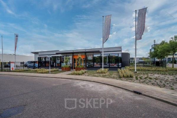 Exterieur van kantoorpand Noorderpoort 43 in Venlo met moderne gevel en vlaggen. Geschikt voor huur als kantoorruimte.