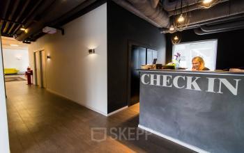 Kantoorruimte huren in Venlo met een receptiehoek op Kaldenkerkerweg 20. Een ontvangstruimte met moderne verlichting en een bemande balie, ideaal voor gastvrij ontvangst in een kantoorpand.