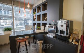 Kantoorruimte huren aan de Kaldenkerkerweg 20 in Venlo met een gemeubileerde inrichting, inclusief een moderne koffiehoek en zitplaatsen voor informele meetings.