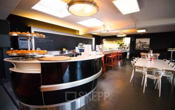 Een moderne gemeubileerde kantoorruimte in Venlo met bar en zitplaatsen, ideaal voor informele vergaderingen en samenwerkingen.