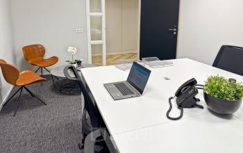 Vergaderruimte in kantoorpand gelegen op Noorderpoort 33 33, Venlo, met witte muren en strakke inrichting. Optimaal voor bedrijven die kantoorruimte willen huren.