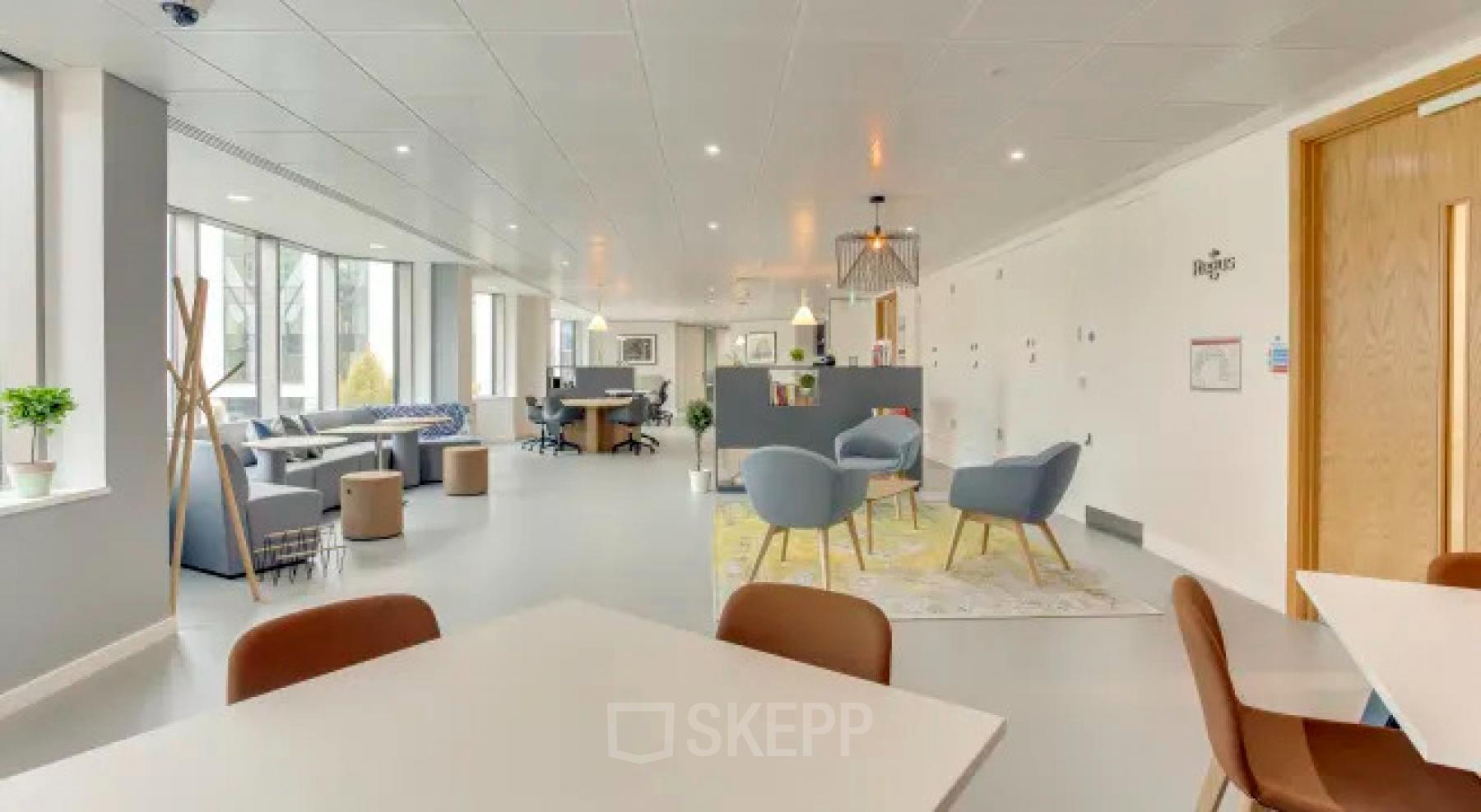 Moderne kantoorruimte huren met gepolijste vloeren en stijlvolle zithoeken in Venlo, gelegen op Noorderpoort 33 33, perfect voor zakelijke bijeenkomsten en samenwerking.