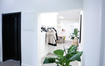 plant gang kapstok lichte ruimte jassen