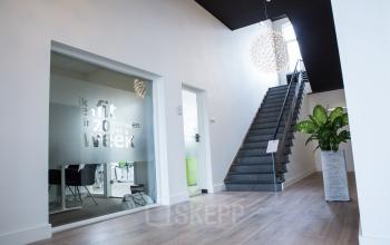 trap trappenhuis kantoorruimte hal vergaderzaal plant 