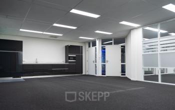 Kantoorruimte huren in Venlo aan Parlevinkerweg 1, interieur met moderne glaspanelen en pantry in kantoorpand.