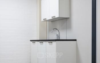 Kantoorpand aan de Parlevinkerweg 1 in Venlo met nette keukenvoorziening en houten vloer.