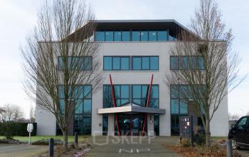 Vooraanzicht van een kantoorpand gelegen aan de Parlevinkerweg 1 in Venlo.