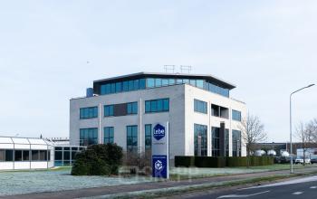 Kantoorpand aan Parlevinkerweg 1, Venlo, geschikt voor kantoorruimte huren met een moderne uitstraling en grote ramen.