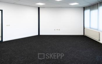 Leeg kantoorpand op Parlevinkerweg 1, Venlo met neutrale kleuren en veel natuurlijk licht. Geschikt voor verschillende werkopstellingen.