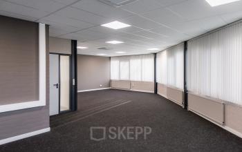 Kantoorruimte huren in kantoorpand op Parlevinkerweg 1, Venlo met grote ramen en veel natuurlijk licht.
