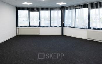 Ongemeubileerde kantoorruimte huren op Parlevinkerweg 1, Venlo, met grote ramen en veel natuurlijk lichtinval.