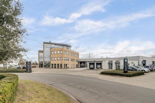 Exterieur van kantoorpand op Keizersveld 47 47 in Venray. Een modern gebouw met meerdere verdiepingen en parkeerplaatsen rondom. Ideaal voor bedrijven die kantoorruimte willen huren.