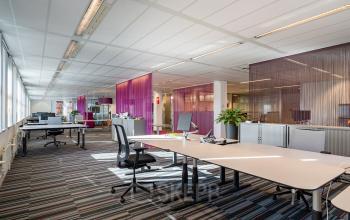 Moderne kantoorruimte huren op Lange Dreef 10 in Vianen Utr, met open vloerplan, werkplekken en kleurrijke wandpanelen.