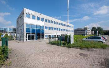 Modern kantoorpand aan Witboom 1, Vianen Utr, ideaal voor kantoorruimte huren, met grote ramen en parkeerplaatsen. Perfecte locatie voor bedrijven op zoek naar representatieve werkplekken.