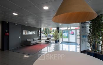 Ingang van het kantoorpand Witboom 1 in Vianen Utr met moderne zithoek en glasdeuren, kantoorruimte huren in een professionele omgeving.