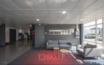 Moderne ontvangstruimte in het kantoorpand aan Witboom 1, Vianen Utr. Daglicht valt binnen door grote ramen. Comfortabele zithoek aanwezig voor bezoekers en werknemers.