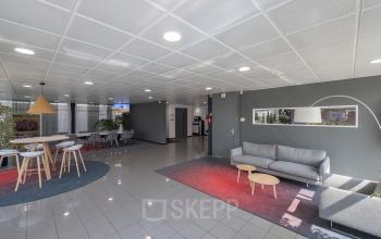 Ruime, lichte kantoorruimte aan Witboom 1, Vianen Utr, met moderne inrichting, zithoek en vergadertafel; ideaal voor professioneel gebruik en kantoorruimte huren.