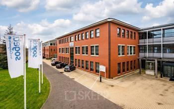 Het exterieur van een kantoorpand op Lange Dreef 17 in Vianen Utr met rode bakstenen gevel en meerdere ramen, ideaal voor kantoorruimte huren.