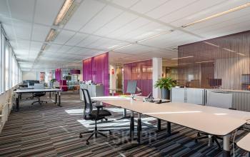 Moderne kantoorruimte te huur op Lange Dreef 17, Vianen Utr met open werkplekken, comfortabele bureaustoelen, en kleurrijke, half-transparante scheidingswanden.