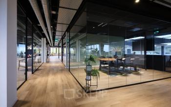 Moderne kantoorruimte te huur op Havenweg 24 in Vianen Utr. Ruim kantoorpand met glazen wanden, houten vloer en vergaderruimtes. Perfect voor jouw bedrijf om te werken en te groeien.