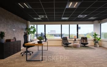 Moderne kantoorruimte te huur in Vianen Utr, Havenweg 24, met stijlvolle meubels en ruime werkplekken in een kantoorpand met veel natuurlijk licht ideaal voor werk en vergaderingen.