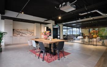 Kantoorruimte huren aan Havenweg 24, Vianen Utr. Moderne kantoorpand met stijlvolle inrichting, houten tafel en comfortabele stoelen, ideaal voor werk of vergaderingen.