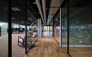 Moderne kantooruimte op Havenweg 24 in Vianen Utr met glazen wanden en houten vloer, ideaal voor kantoorruimte huren. Het kantoorpand biedt lichte werkplekken en een stijlvolle open indeling.