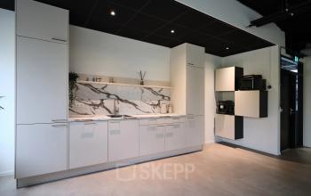 Moderne kantoorruimte met een strakke keuken op Havenweg 24 te Vianen Utr, ideaal voor bedrijven die kantoorruimte willen huren. Deze lichte en stijlvolle plek biedt alles voor een soepel werkproces.