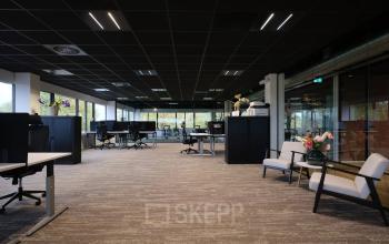 Ruime kantoorpand op Havenweg 24, Vianen Utr met een modern interieur en veel werkplekken. Ideaal voor bedrijven die kantoorruimte willen huren.