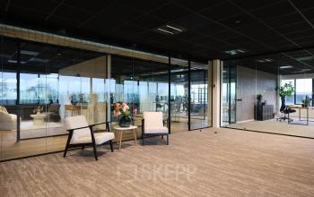 Moderne kantoorruimte bij Havenweg 24, Vianen Utr. met glazen scheidingswanden en comfortabele stoelen. Ideaal voor bedrijven die kantoorruimte willen huren in een stijlvol kantoorpand.