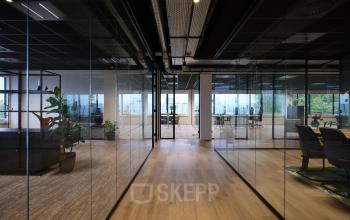 Moderne kantoorruimte huren in Vianen Utr aan Havenweg 24, met glazen wanden en houten vloeren. Geschikt voor diverse zakelijke activiteiten.
