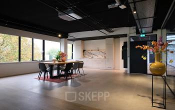 Stijlvol ingerichte kantoorruimte aan Havenweg 24, Vianen Utr, met ruime tafel en moderne keukenhoek. Ideaal voor zakelijke bijeenkomsten en informele vergaderingen. Kantoorruimte huren op een inspirerende locatie.