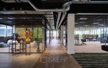 Moderne kantoorruimte huren in Vianen Utr. Het kantoorpand op Havenweg 24 beschikt over glazen wanden, stijlvolle inrichting en open werkplekken. Ideaal voor professionals die een inspirerende werkomgeving zoeken.