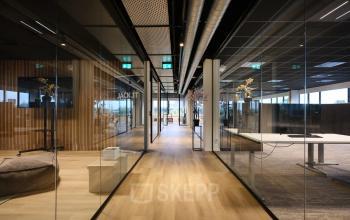 Moderne kantoorruimte met glazen wanden en houten vloeren aan de Havenweg 24 in Vianen Utr, ideaal om te huren voor een professionele werkomgeving.