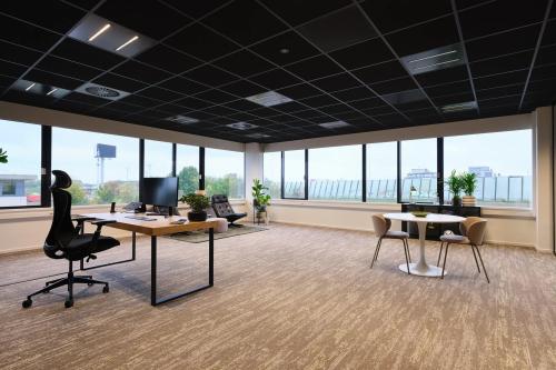 Ruime kantoorruimte te huur op Havenweg 24 in Vianen Utr, met moderne inrichting, grote ramen voor veel daglicht en diverse werkplekken.