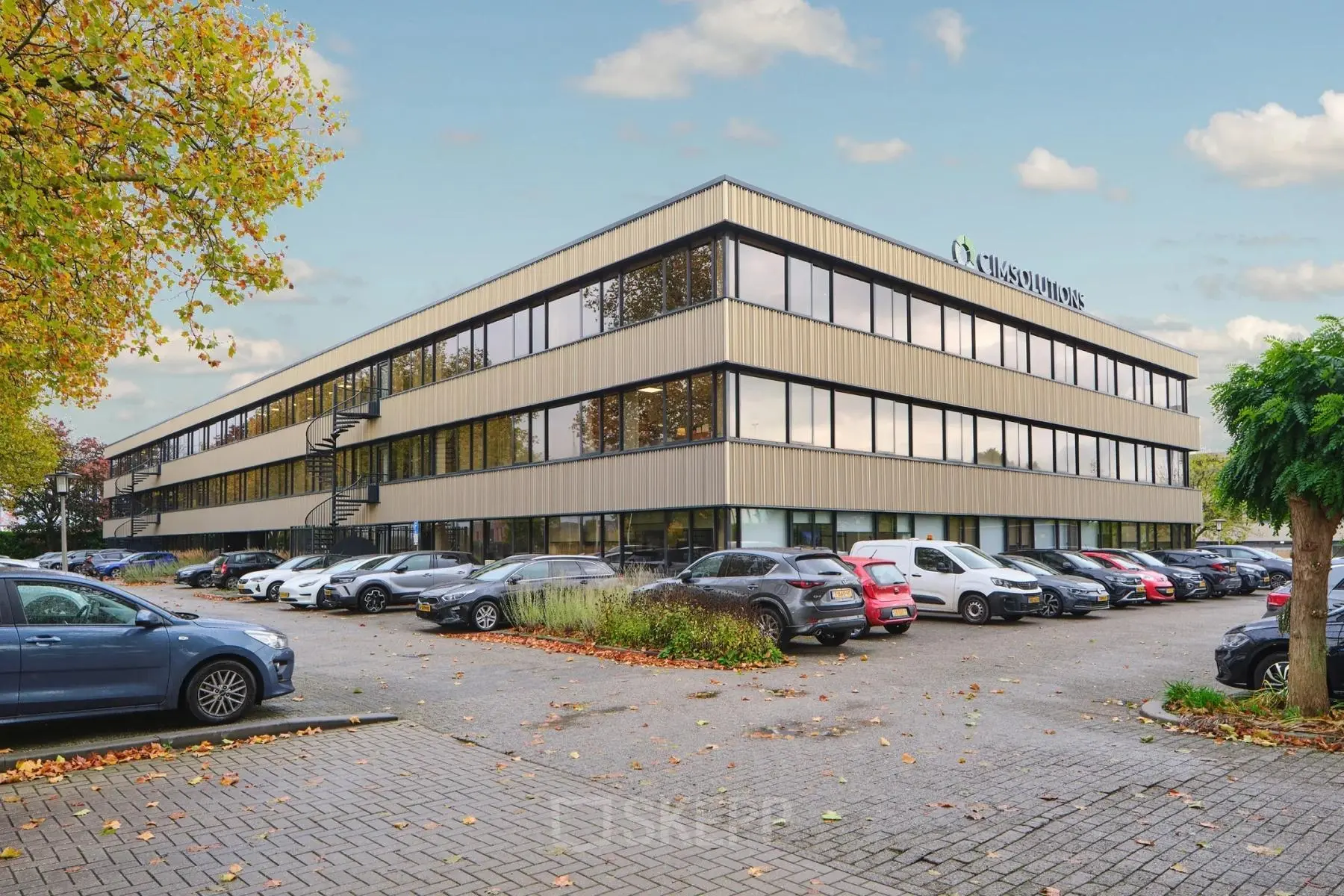 Stijlvol kantoorpand aan Havenweg 24, Vianen Utr. met ruime parkeerplaatsen voor bezoekers en huurders, ideaal voor kantoorruimte huren.