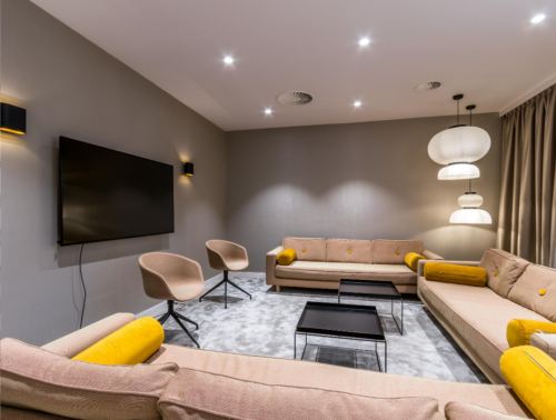 Moderne kantoorruimte in Voorburg met comfortabele zithoeken, voorzien van zachte banken en stoelen, ideaal voor vergaderingen of informele gesprekken.