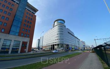 Modern kantoorpand aan de Regulusweg 11 in Voorburg, ideaal voor kantoorruimte huren met goede bereikbaarheid en aantrekkelijke architectuur.