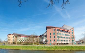 Groot kantoorpand aan de Loire 104 - 206 in Voorburg met een moderne uitstraling, ideaal voor kantoorruimte huren. De locatie biedt ruime parkeermogelijkheden en ligt aan het water.