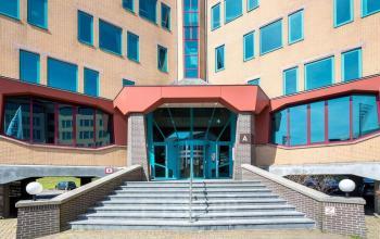 Entree van een kantoorpand op Loire 104 - 206 in Voorburg met karakteristieke architectuur en opvallende ramen.