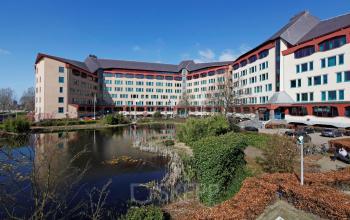 Groots kantoorpand aan Loire 104 - 206, Voorburg met uitzicht op water en groene omgeving. Ideaal voor kantoorruimte huren.