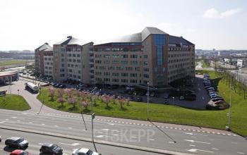 Buitenzijde van het kantoorpand gelegen aan Loire 104 - 206 in Voorburg, geschikt voor kantoorruimte huren. Parkeerplaatsen en een groene omgeving zijn zichtbaar.