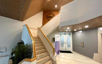 Ontvangsthal van kantoorpand op Loire 104 - 206 in Voorburg, met trap en planten. Ideaal voor kantoorruimte huren.