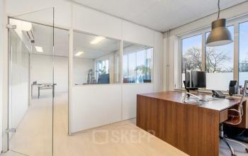 Kantoorruimte huren op Agro Business Park 22 in Wageningen met moderne werkplek en groot raam voor veel natuurlijk licht. Ideaal voor flexibel werken in een praktische omgeving.